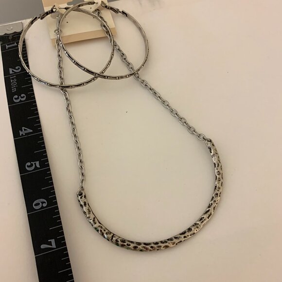 Fashion Jewelry Set Silver-Tone Hammered Neckline Chocker and Pierced Earring - Picture 3 of 3